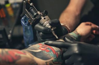 Olejek CBD i tatuaż – przed, po i w trakcie sesji