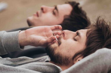 Etykieta palacza marihuany – niepisane zasady savoir–vivre