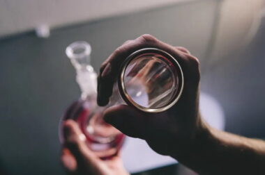 Ciepła woda w bongo – wpływ na palenie i haj