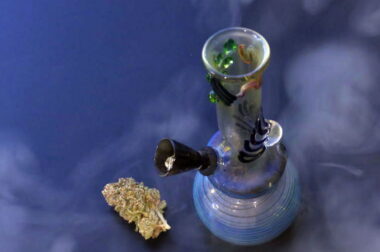 Jak palić z bongo? Obsługa fajki wodnej dla początkujących