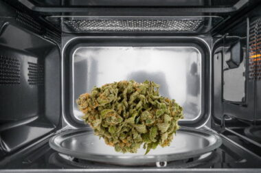 Podgrzewanie marihuany w kuchence mikrofalowej