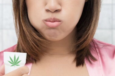 Płukanie jamy ustnej olejem z nasion konopi