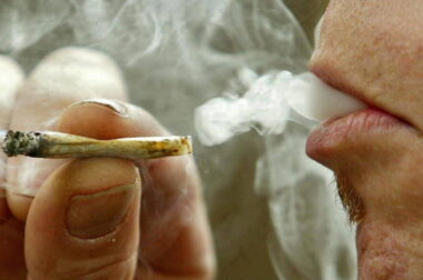 Usta palacza marihuany – przebarwienia i zmarszczki